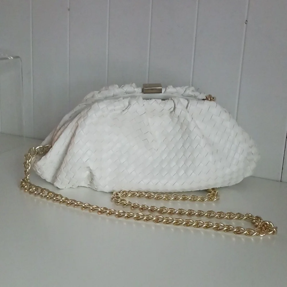WHBM White Woven Chain Strap Shoulder Bag. - Picture 5 of 8